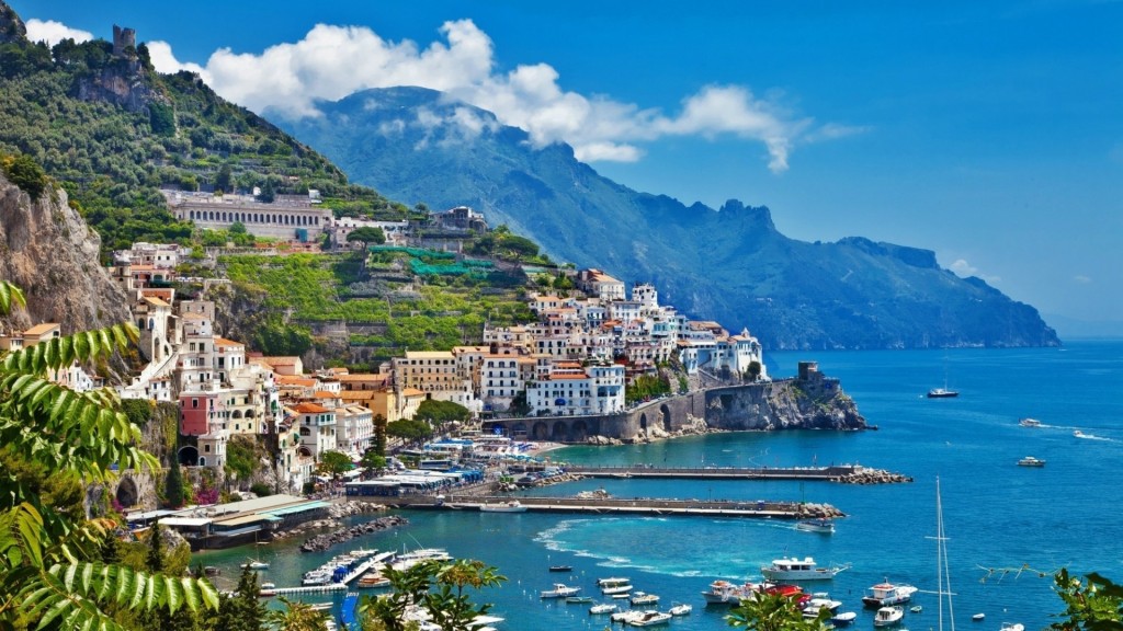 Best beach towns in Italy: Amalfi coast. Photo by italianowithjodina.com