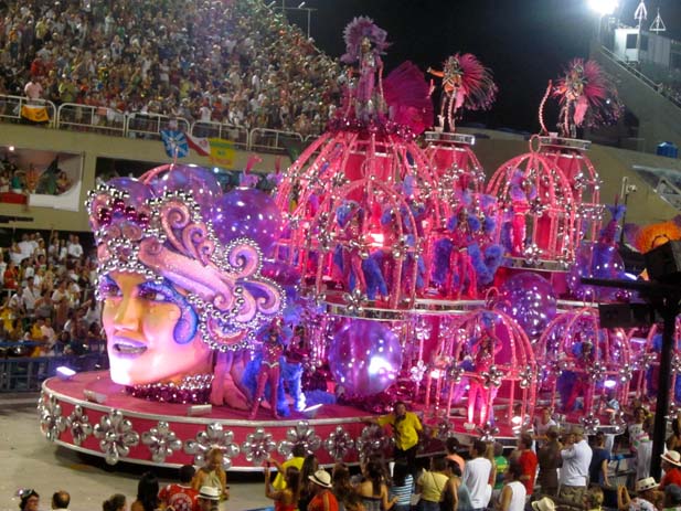 Carnival floats go by the policy of bigger is better. Photo by ny2rio.com