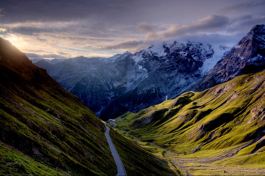 The greatest drives in the world: Stelvio Pass. Photo by Wolfgang Staudt, flickr