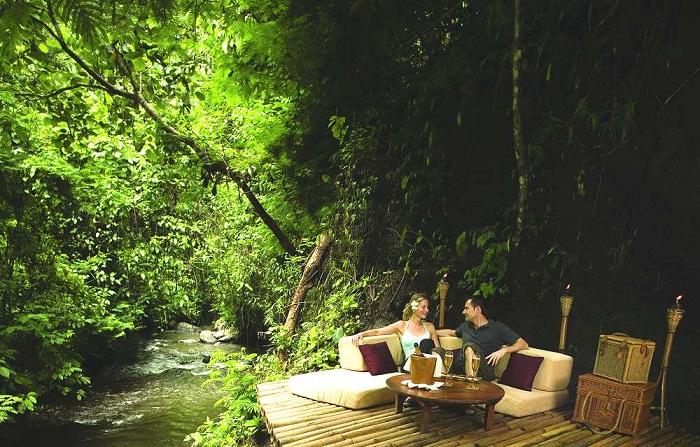 Enjoy a romantic meal on a bamboo deck in the jungle. Photo via visualitineraries.com