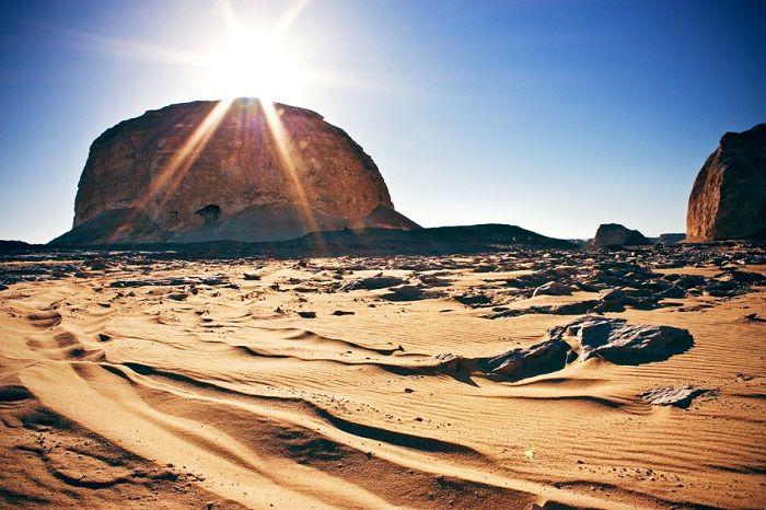 The white sand and rock formations bring many visitors to Egypt. Photo by Alfie lanni, Flickr