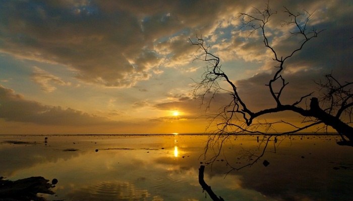A spectacular sunset over the calm waters of Gili Trawangan. Photo by Buitenzorger, Flickr