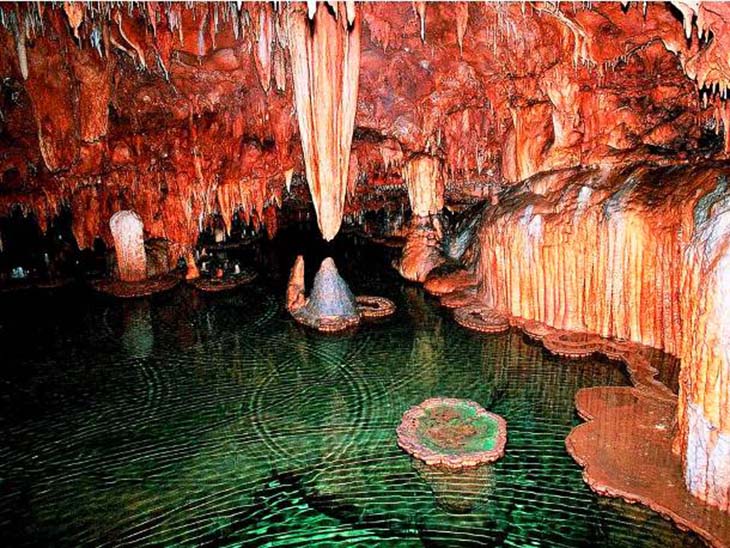 The Onondaga Cave in Missouri contains numerous stalagmites. Photo by topDreamer