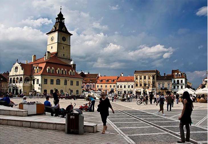 The Brasov town Square encapsulates the Baroque architecture that still strongly permeates the city. Photo via www.flickr.com